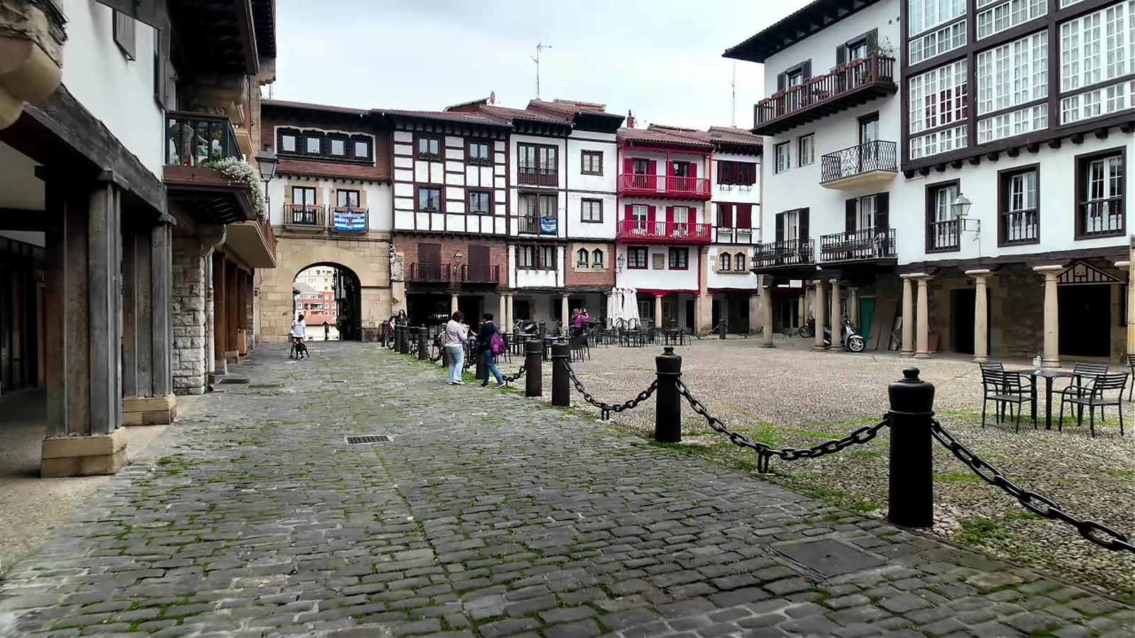 Plaza de Gipuzkoa en el casco histórico de Hondarribia