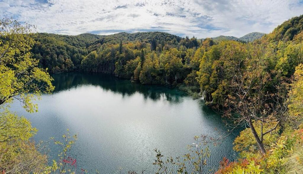Panorámica de los lagos y bosques de Plitvice durante nuestra Ruta C