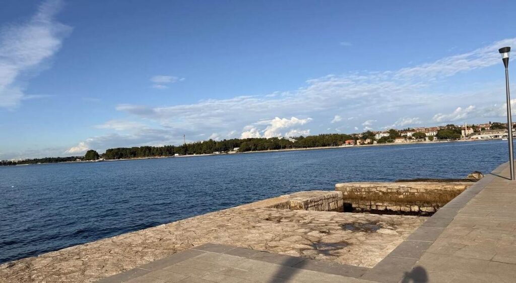 Paseo marítimo de Poreč junto al mar Adriático