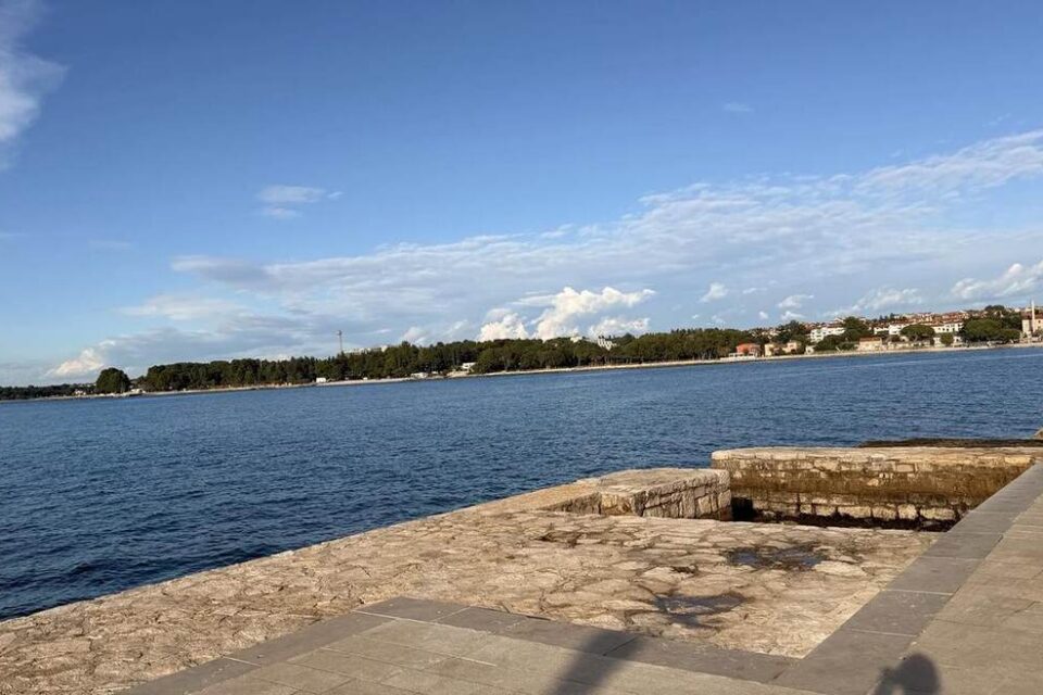 Paseo marítimo de Poreč junto al mar Adriático