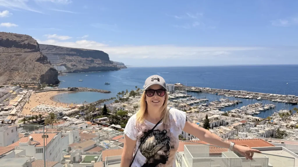 Alaitz en el Mirador de Puerto de Mogán con el puerto y la playa al fondo