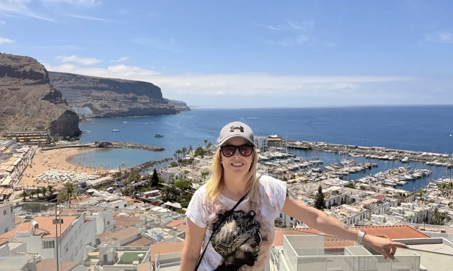 Alaitz en el Mirador de Puerto de Mogán con el puerto y la playa al fondo