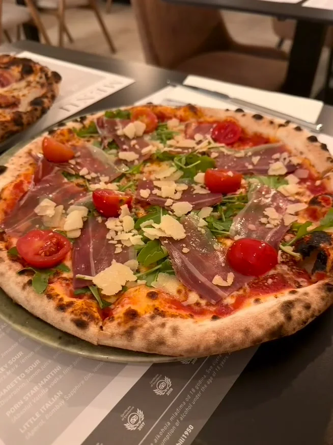 Pizza casera servida en Pizzeria Portas de Split