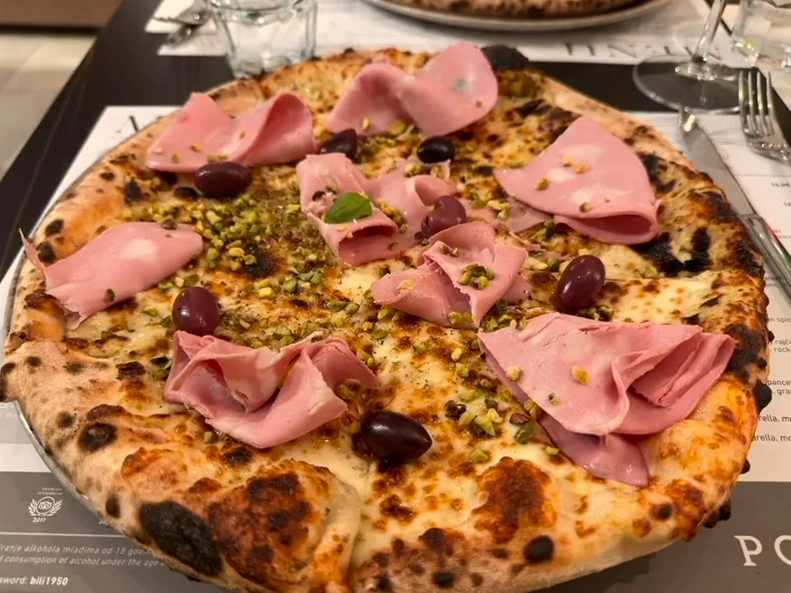 Otra pizza casera servida en Pizzeria Portas de Split