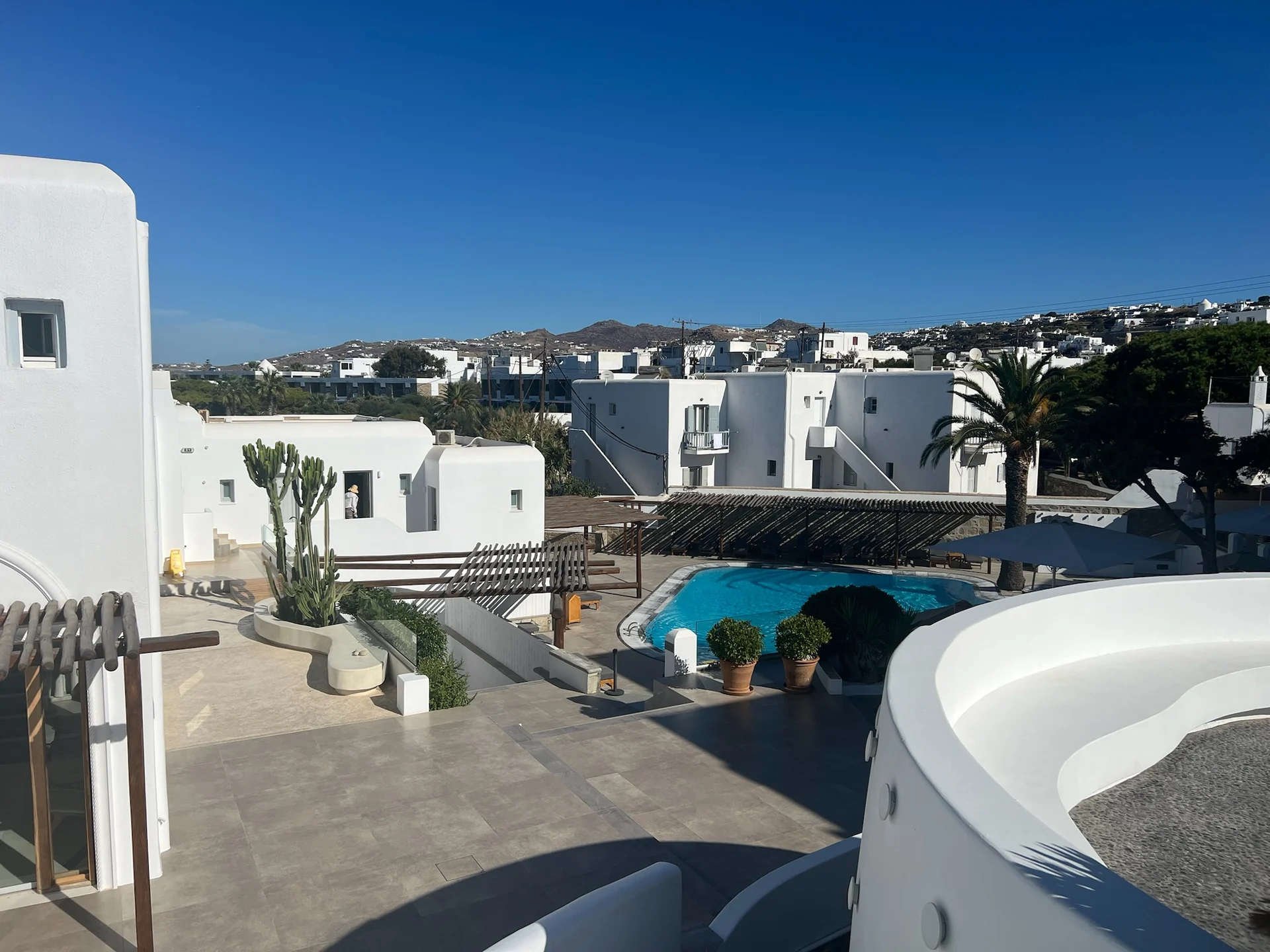Exterior y zona de piscina del Poseidon Hotel Suites