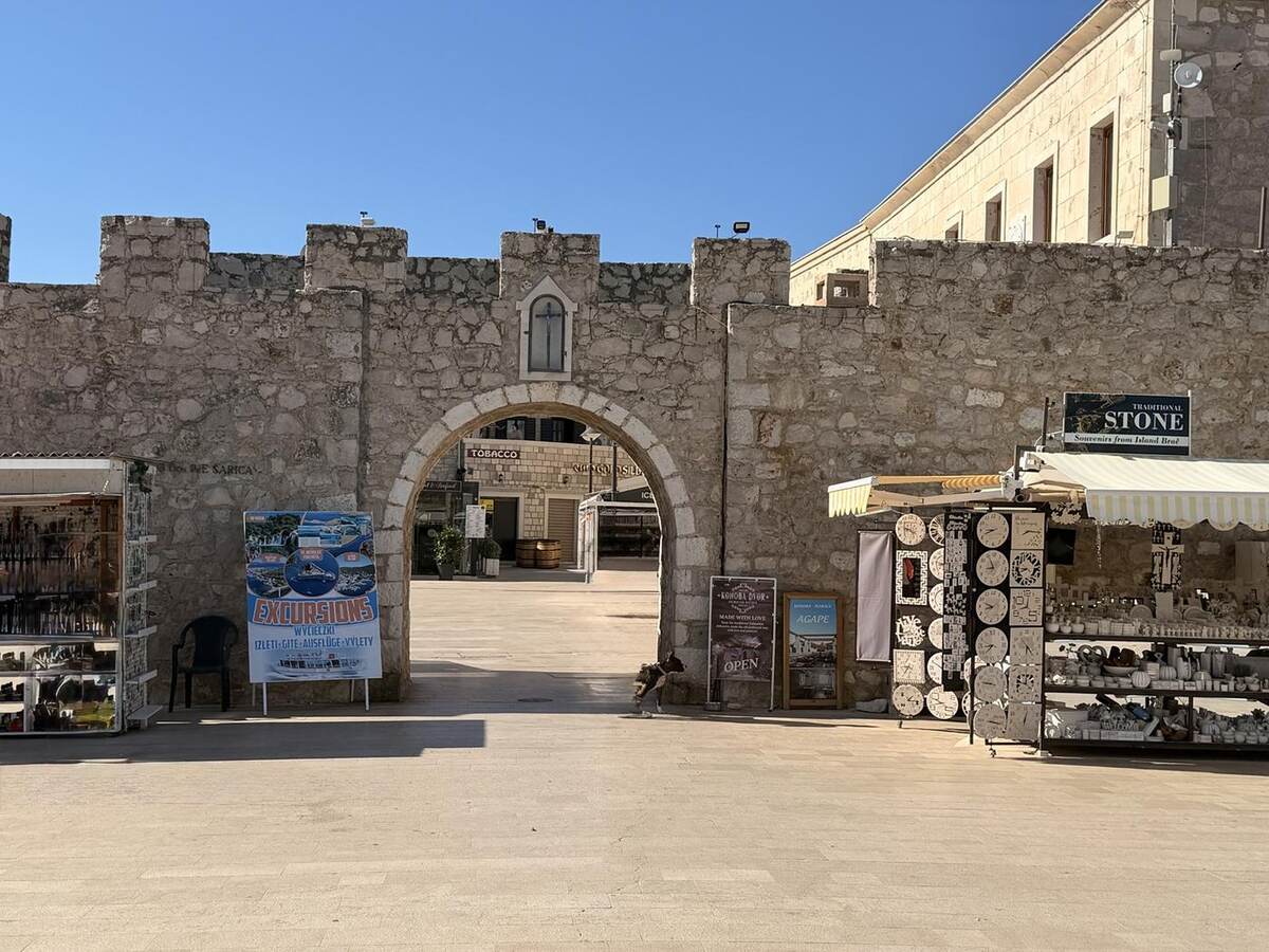 Antigua puerta de acceso al casco histórico de Primošten