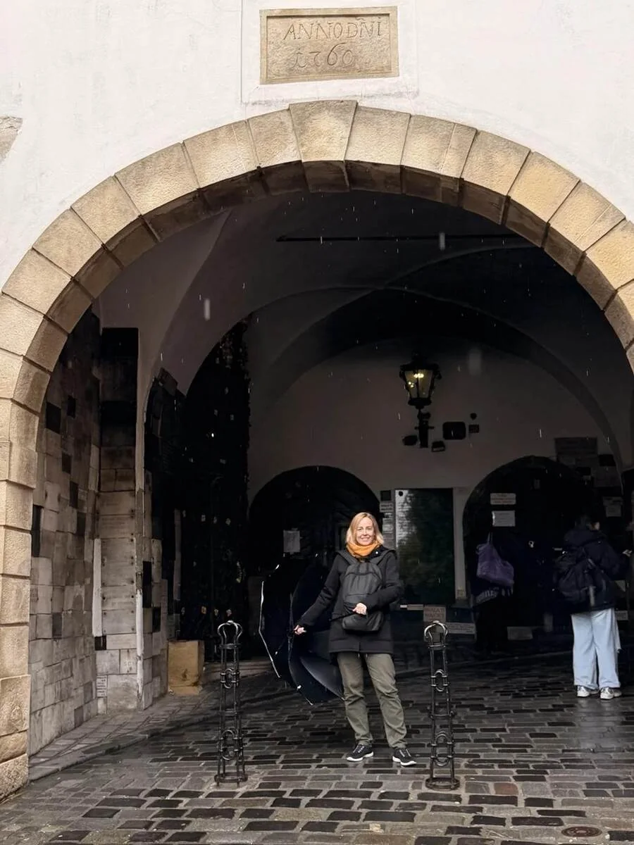 Alaitz en la Puerta de Piedra de Zagreb