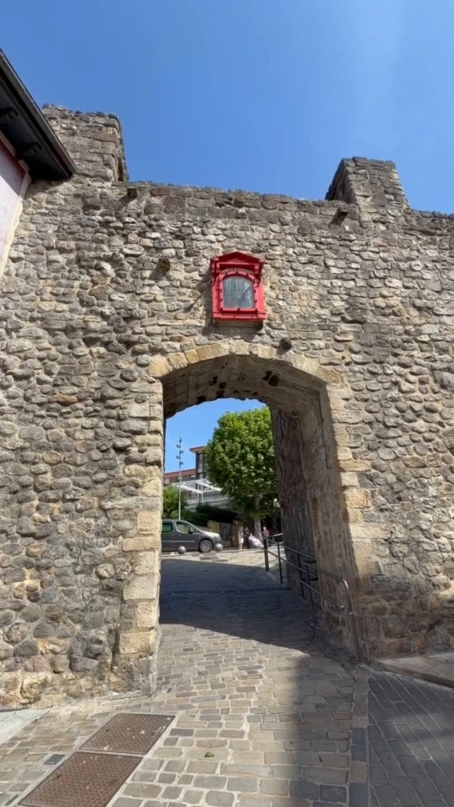Puerta de San Juan, único acceso conservado de la antigua muralla medieval de Bermeo