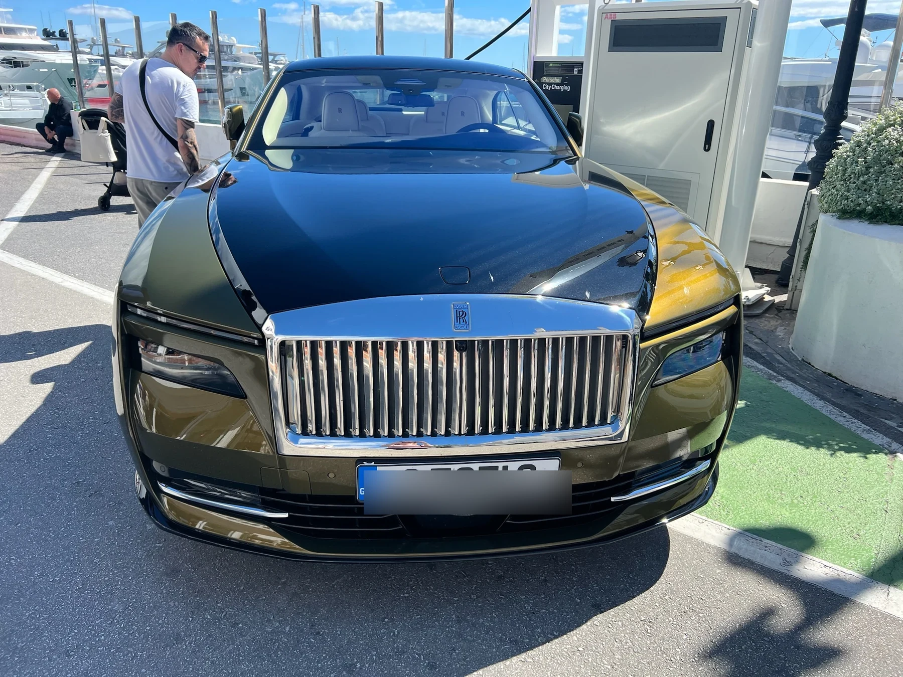 Coche de lujo durante nuestro paseo por Puerto Banús