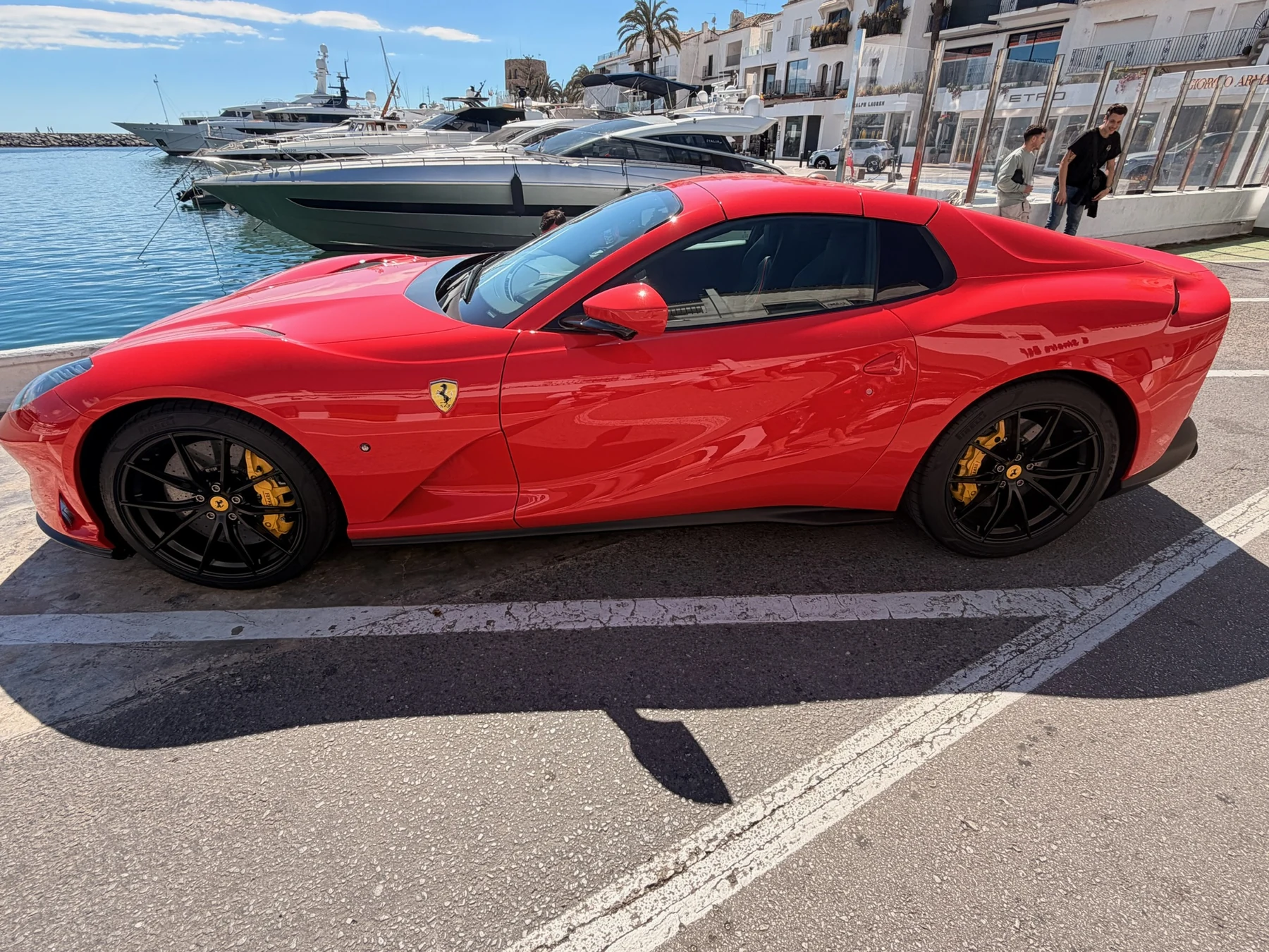Ferrari aparcado en Puerto Banús