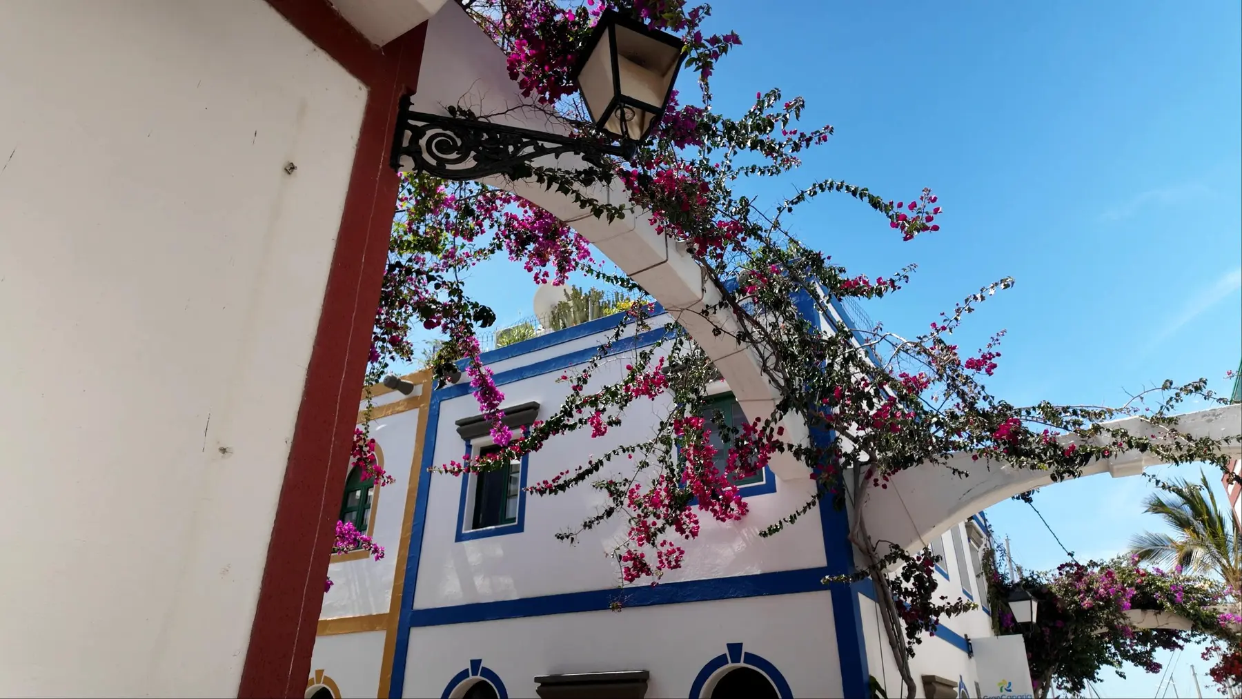 Arcos blancos y flores en Puerto de Mogán