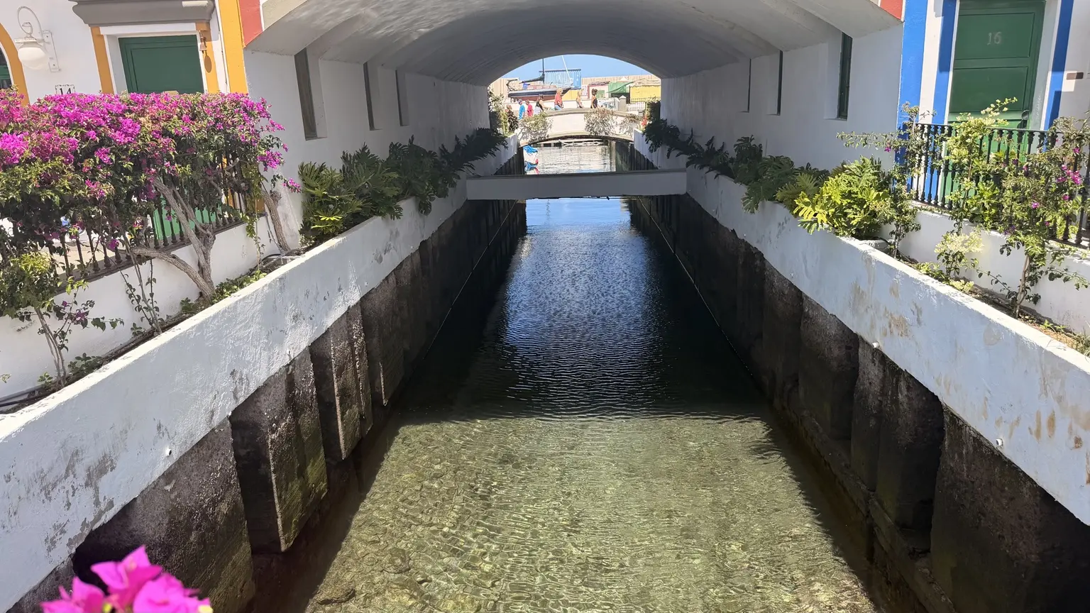 Canal entre casas de colores en Puerto de Mogán