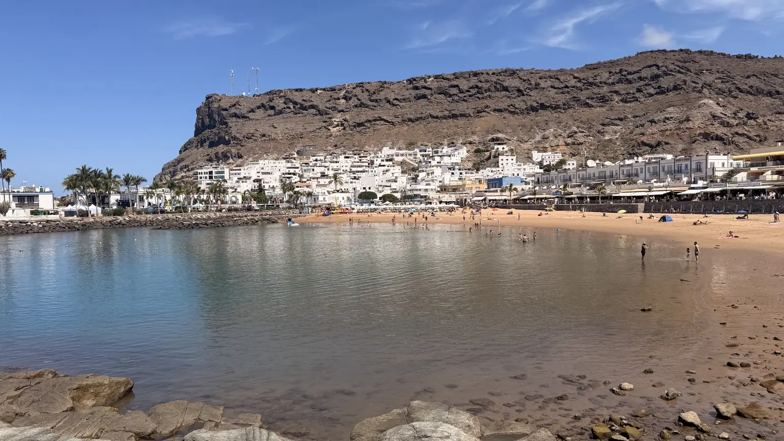 Playa de Puerto de Mogán en forma de concha