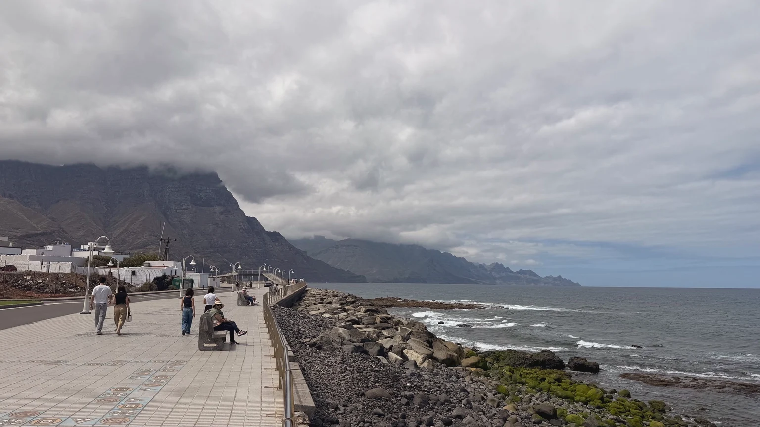 Paseo junto al mar en el Puerto de las Nieves