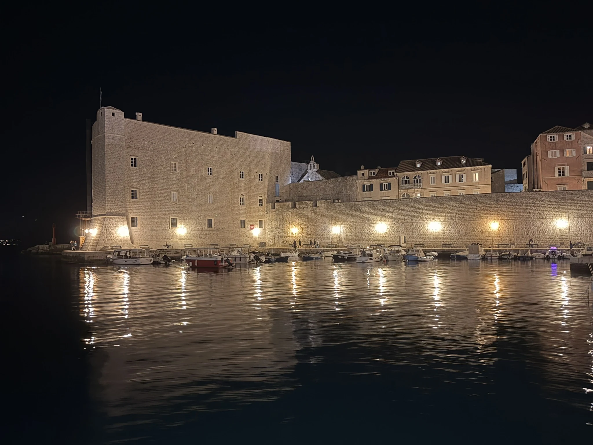 Puerto Viejo de Dubrovnik iluminado de noche