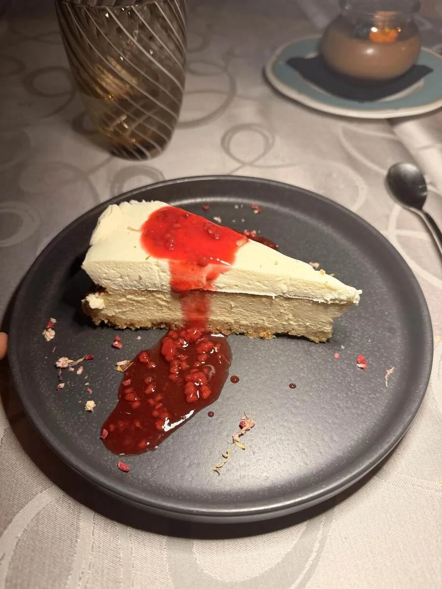 Cheesecake con frutos rojos servido en Puntulina de Rovinj