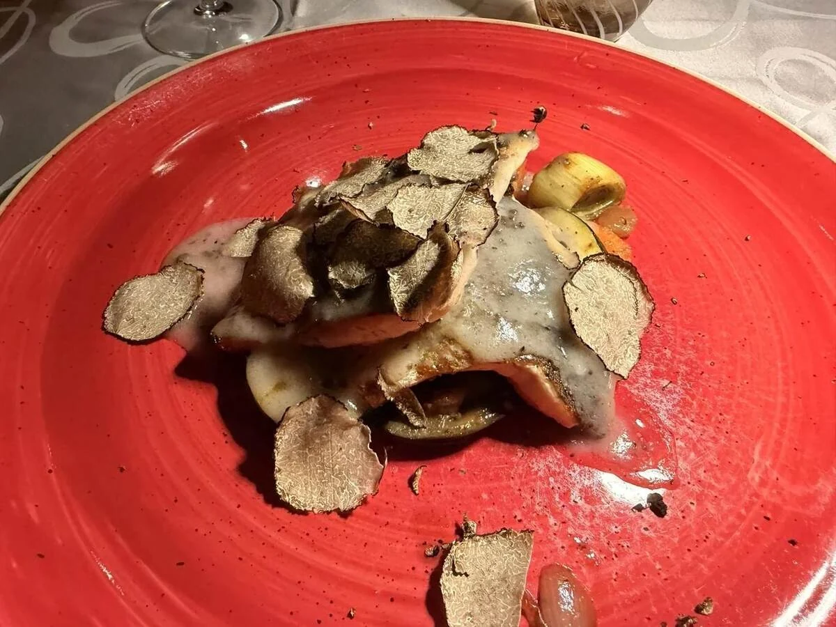 Plato de pescado con trufa servido durante nuestra cena en Puntulina