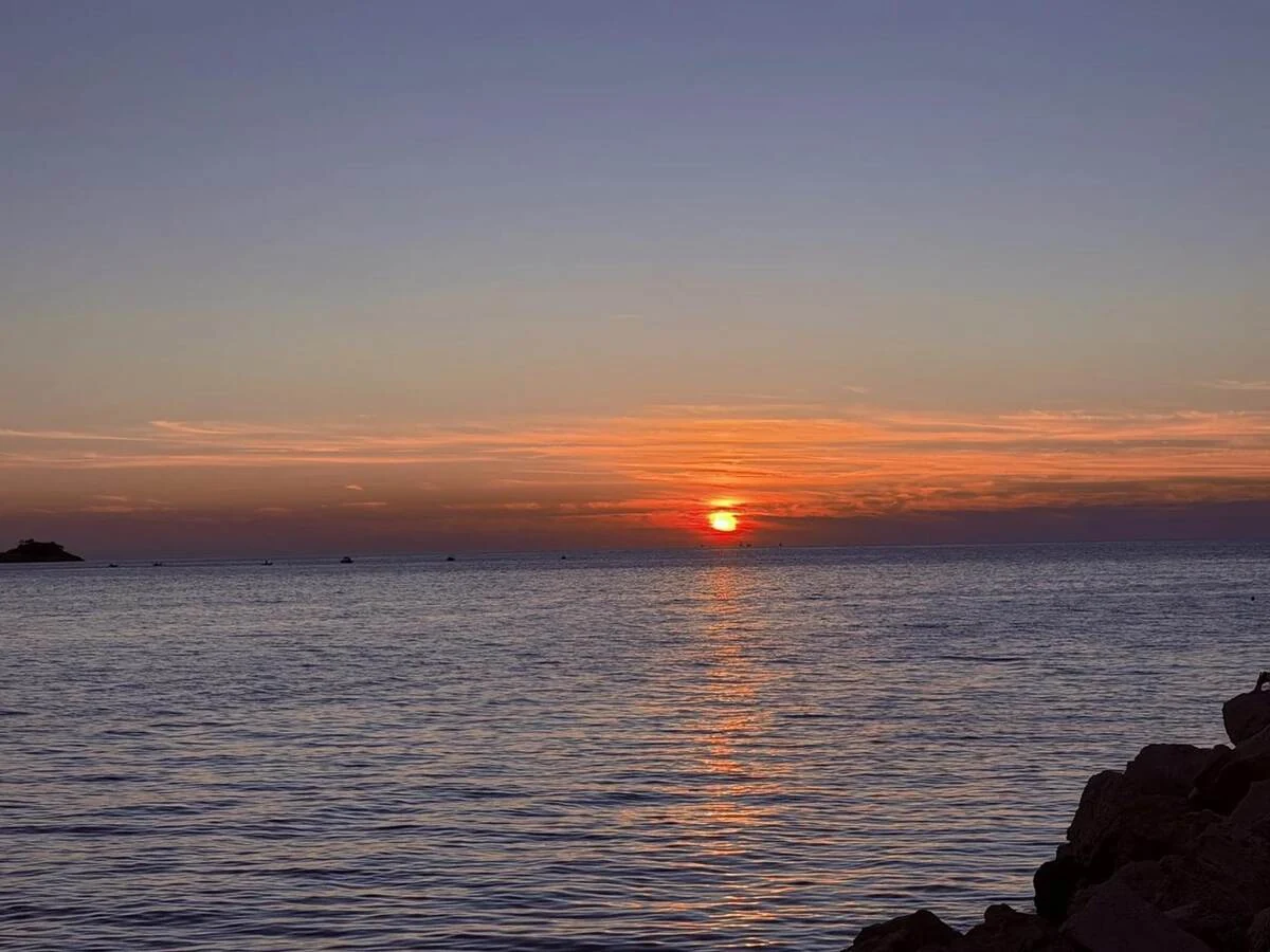 Sol poniéndose sobre el Adriático durante nuestra cena en Rovinj