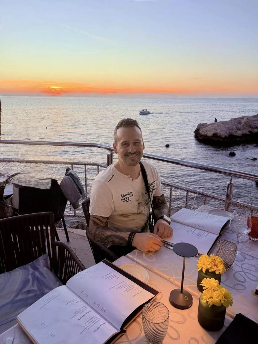 Txema cenando en Puntulina junto al mar durante el atardecer en Rovinj