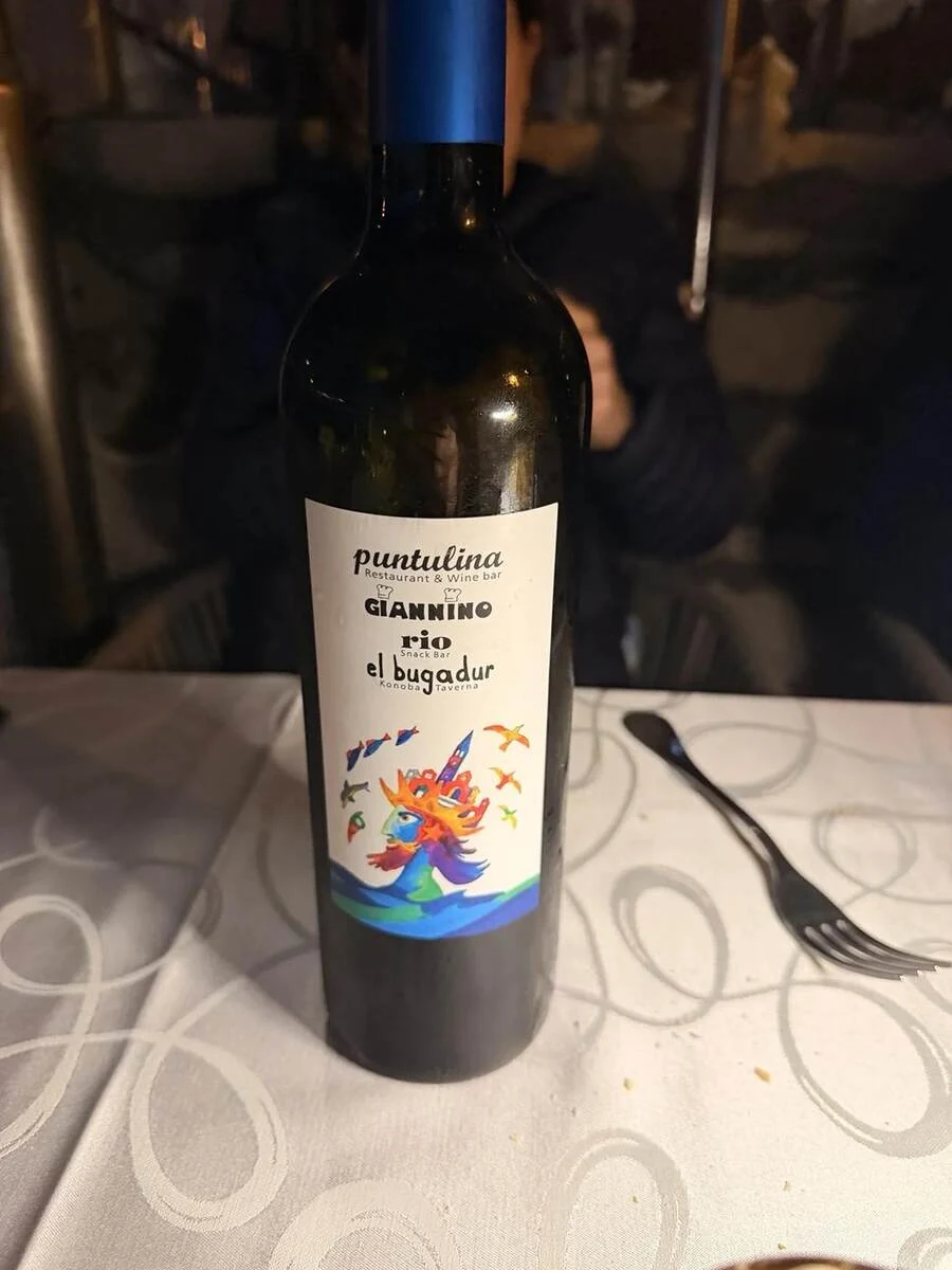 Botella de vino durante nuestra cena en Puntulina de Rovinj