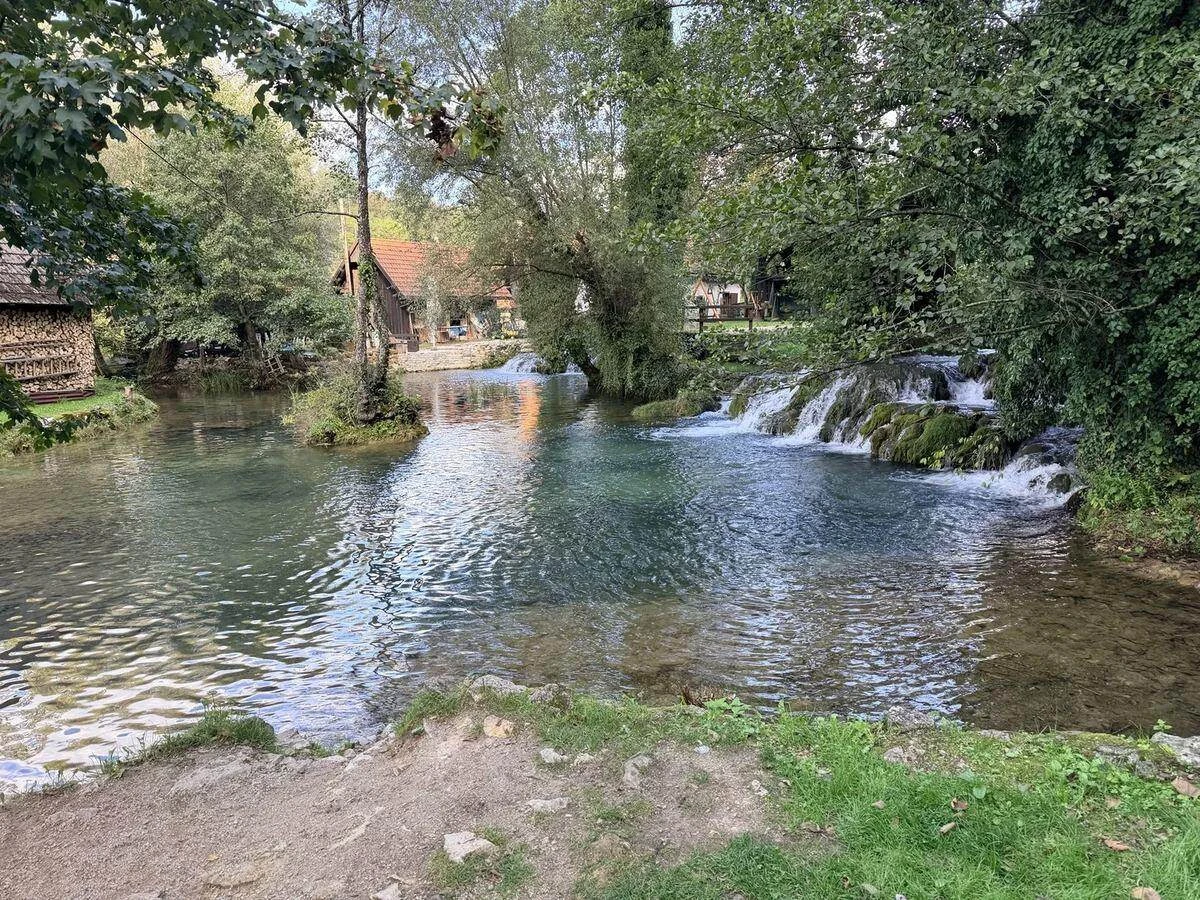 Canales, vegetación y pequeñas cascadas dentro de Rastoke