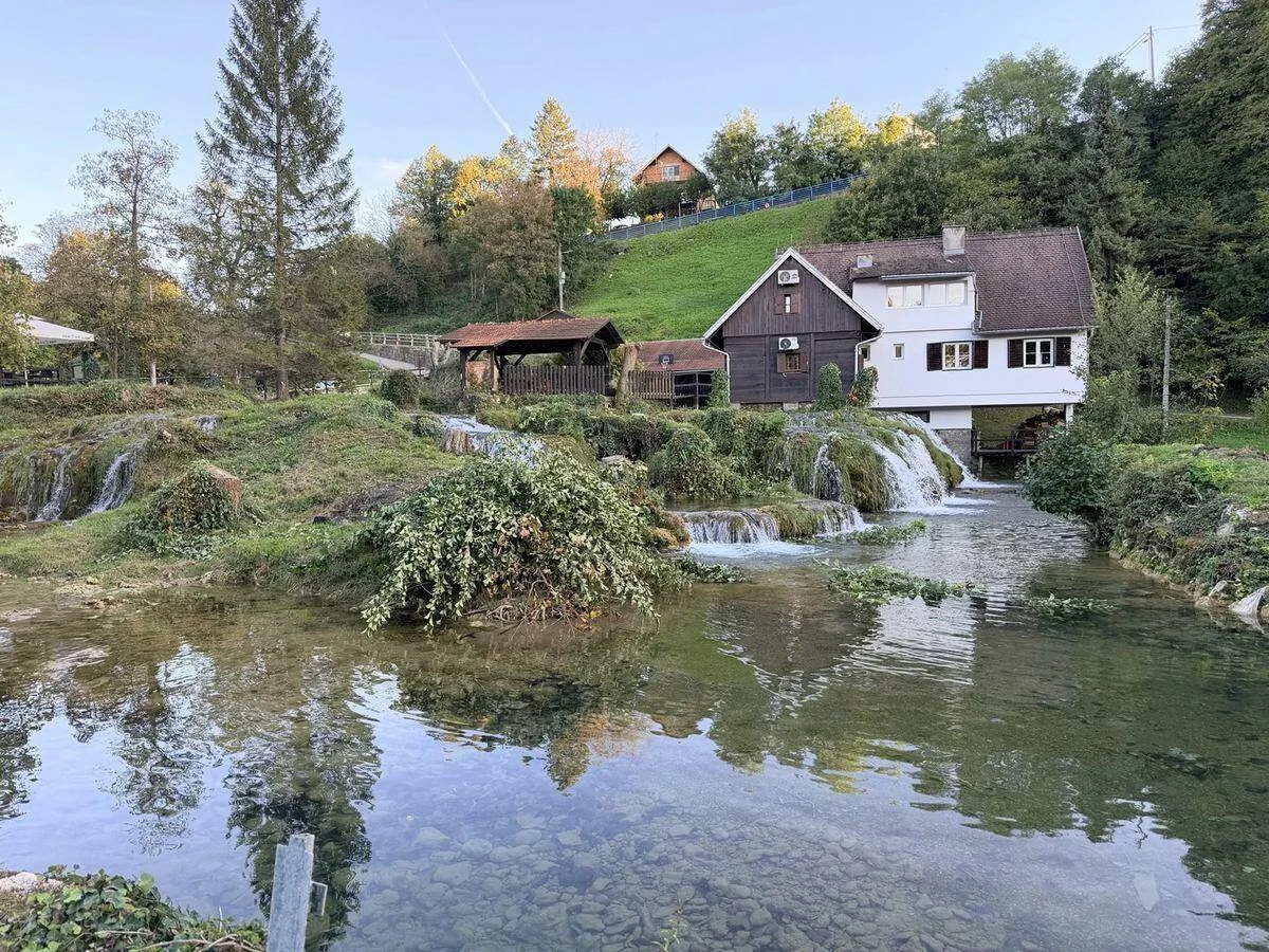 Casas tradicionales junto al agua en Rastoke
