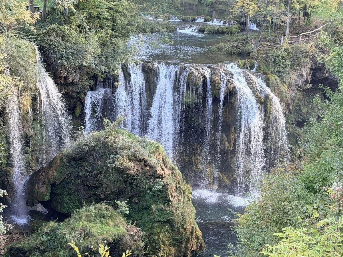 Gran cascada de Rastoke vista desde la carretera