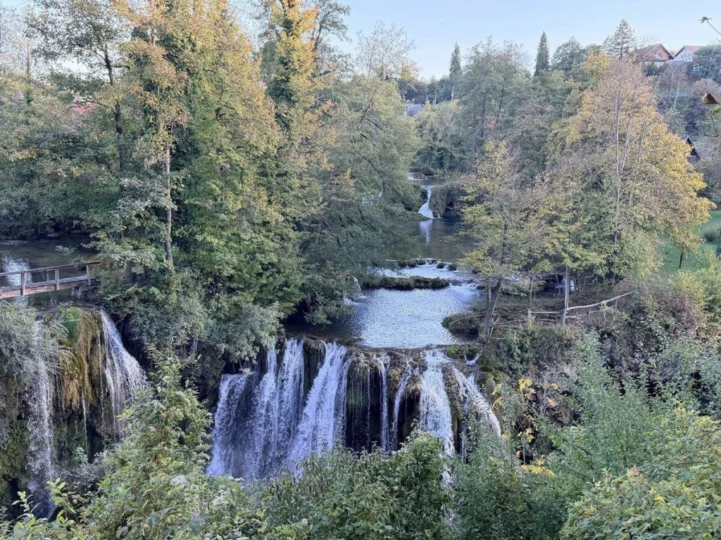 Cascadas y vegetación de Rastoke vistas desde el exterior