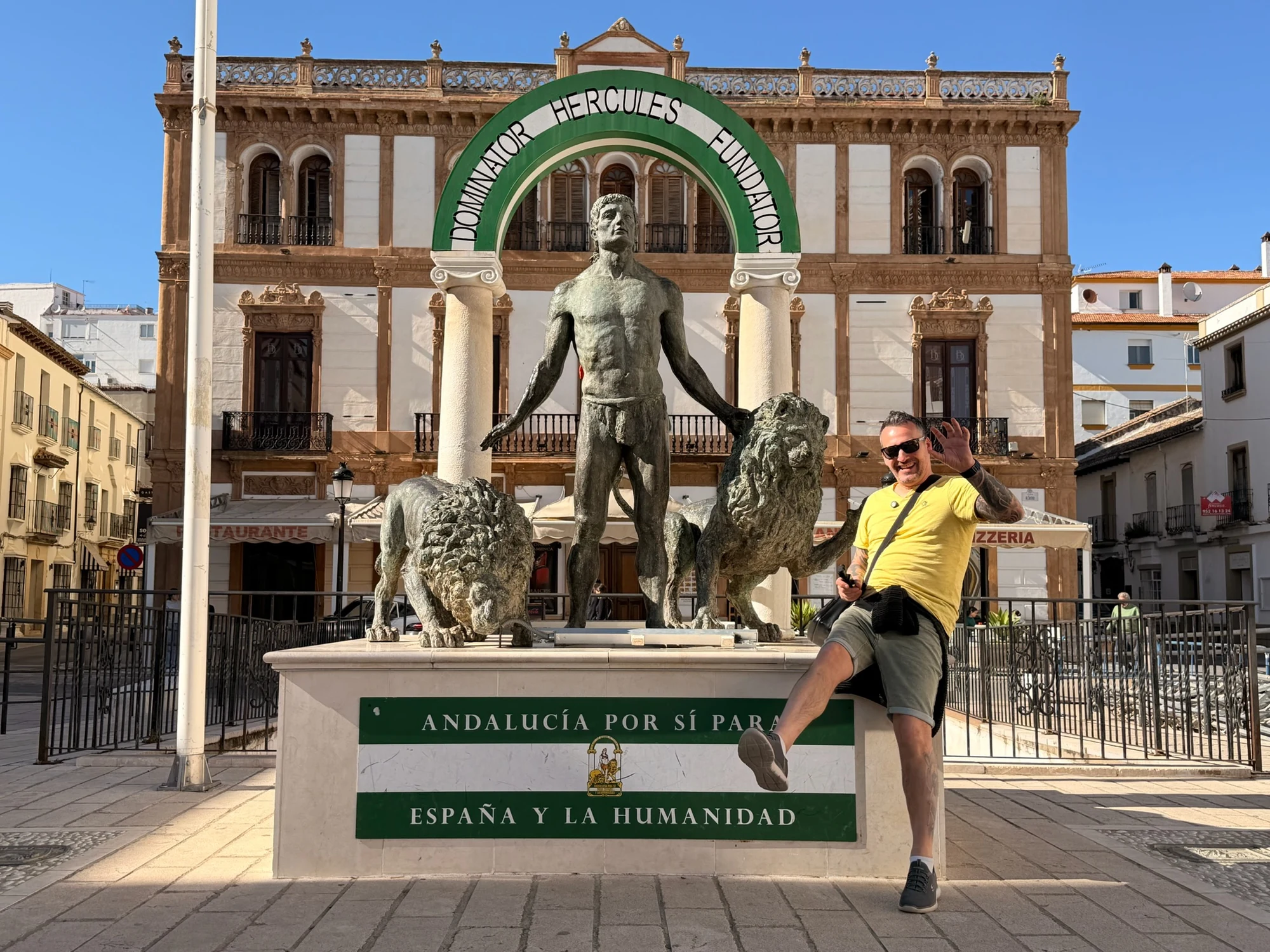 Monumento en la Plaza del Socorro durante nuestro paseo por Ronda