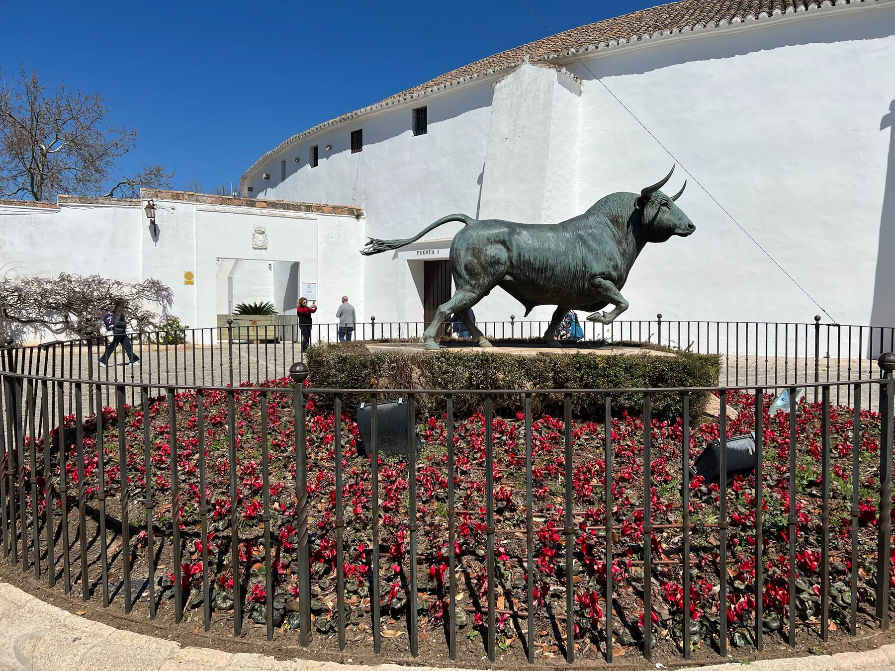 Escultura del toro junto a la Plaza de Toros de Ronda