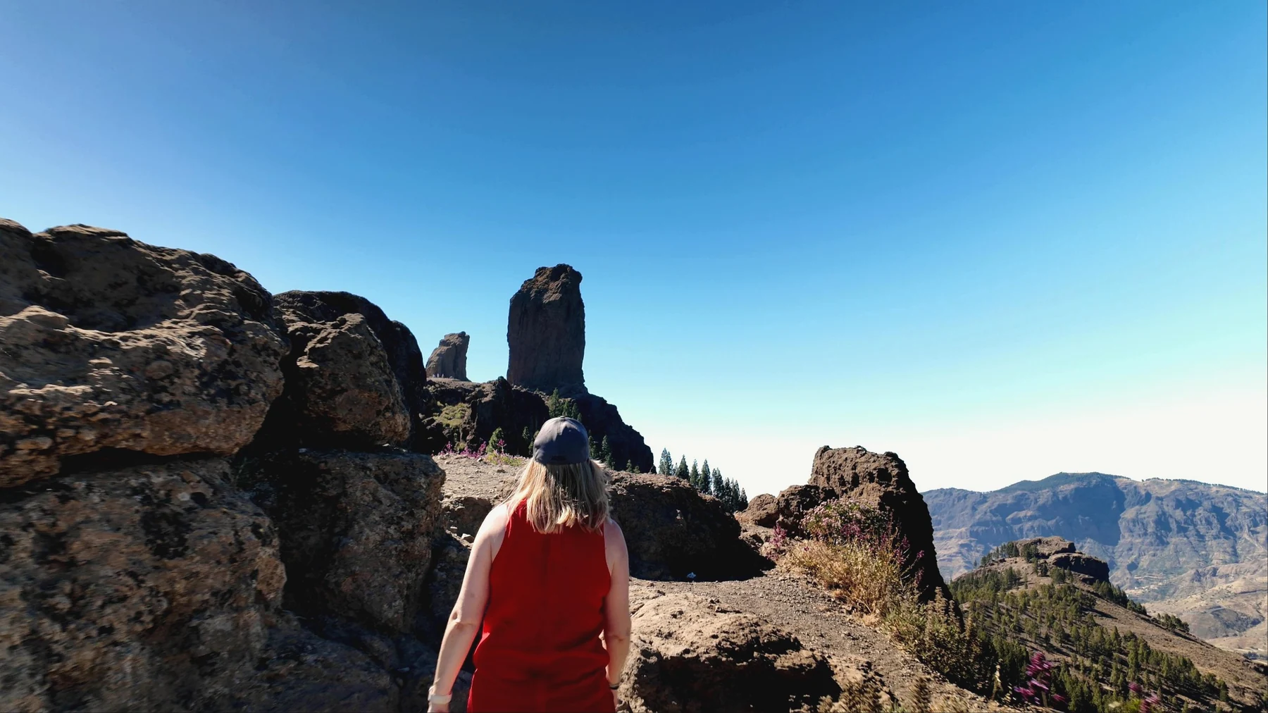 Alaitz acercándose al Roque Nublo con el paisaje de cumbres al fondo