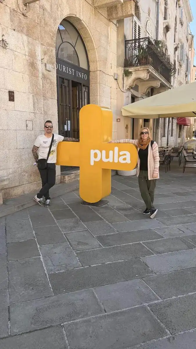 Rótulo urbano de Pula durante el paseo por el Foro
