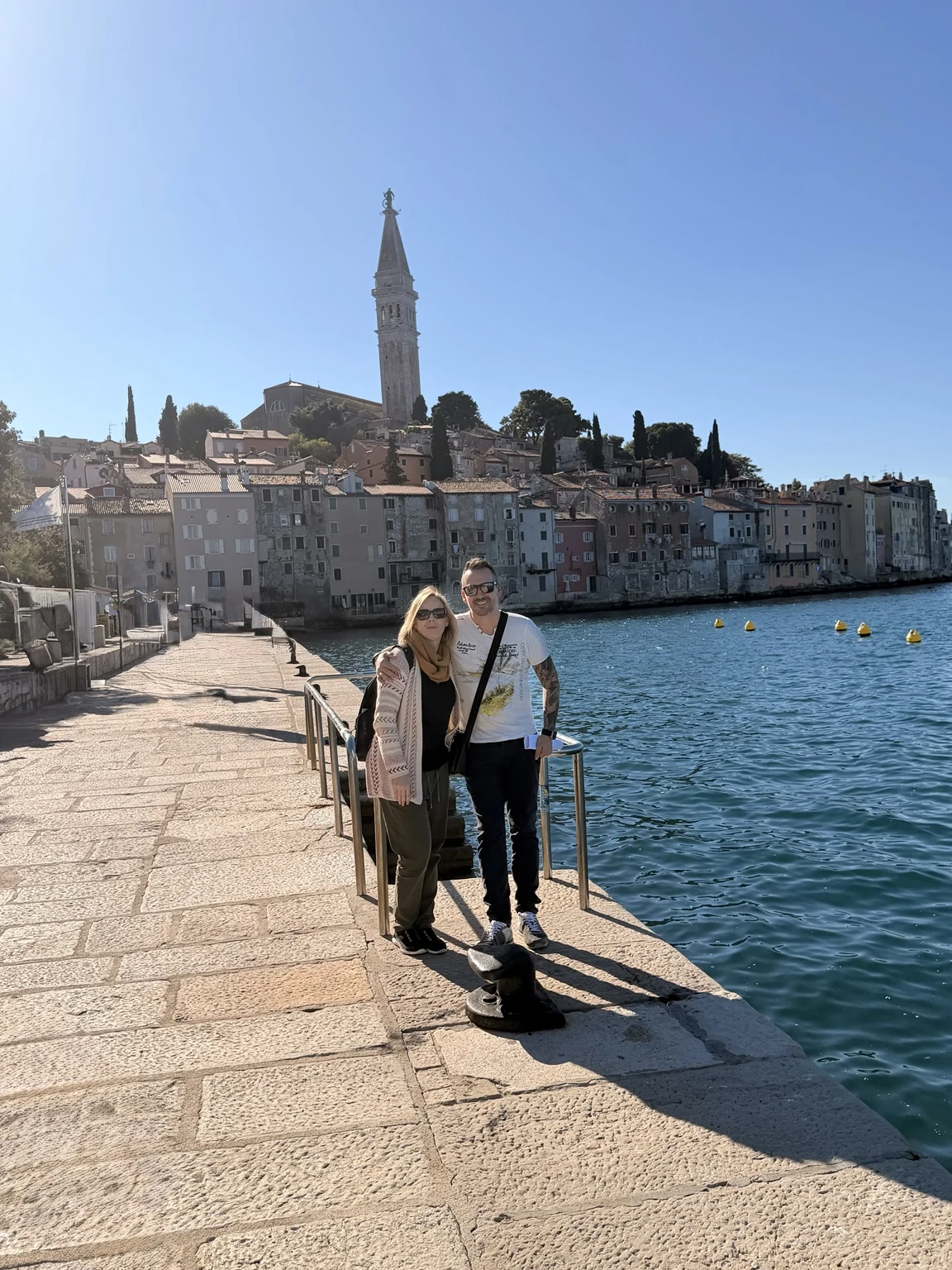 Txema y Alaitz junto al puerto de Rovinj con Santa Eufemia al fondo