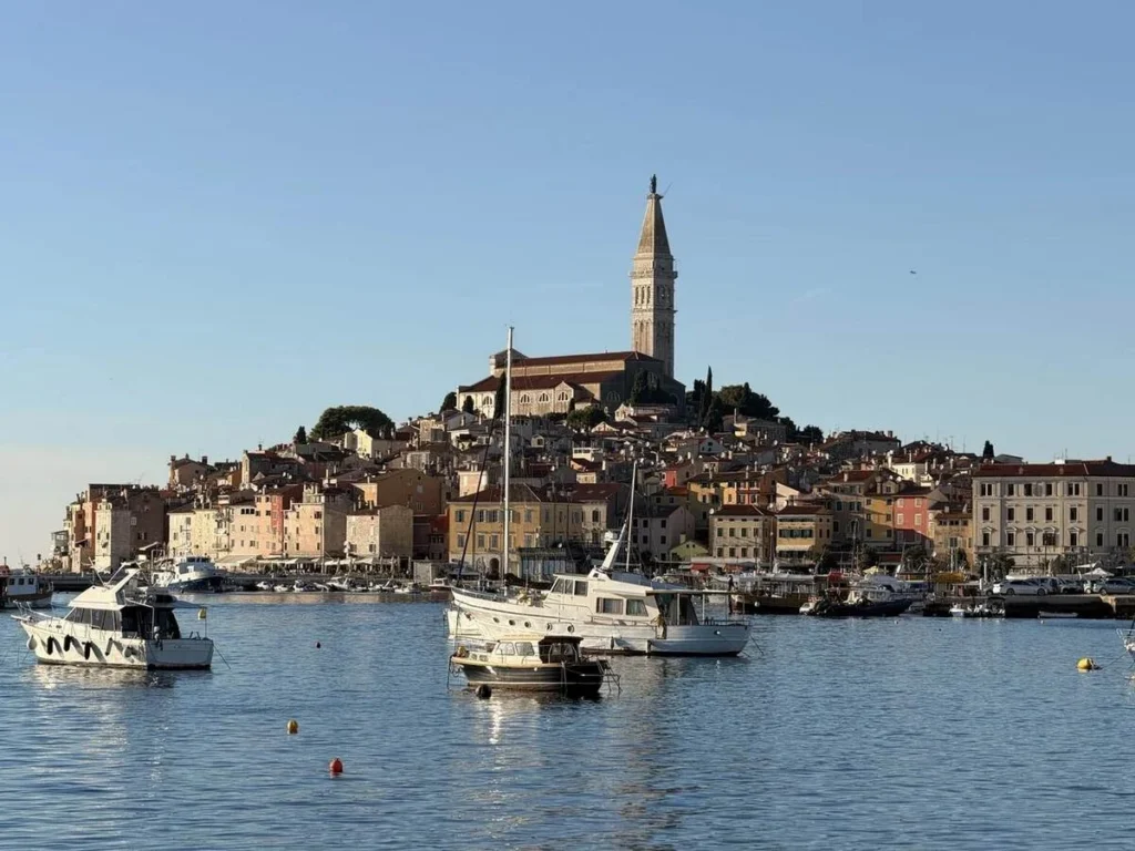 Vista panorámica del casco antiguo de Rovinj y la iglesia de Santa Eufemia desde el puerto