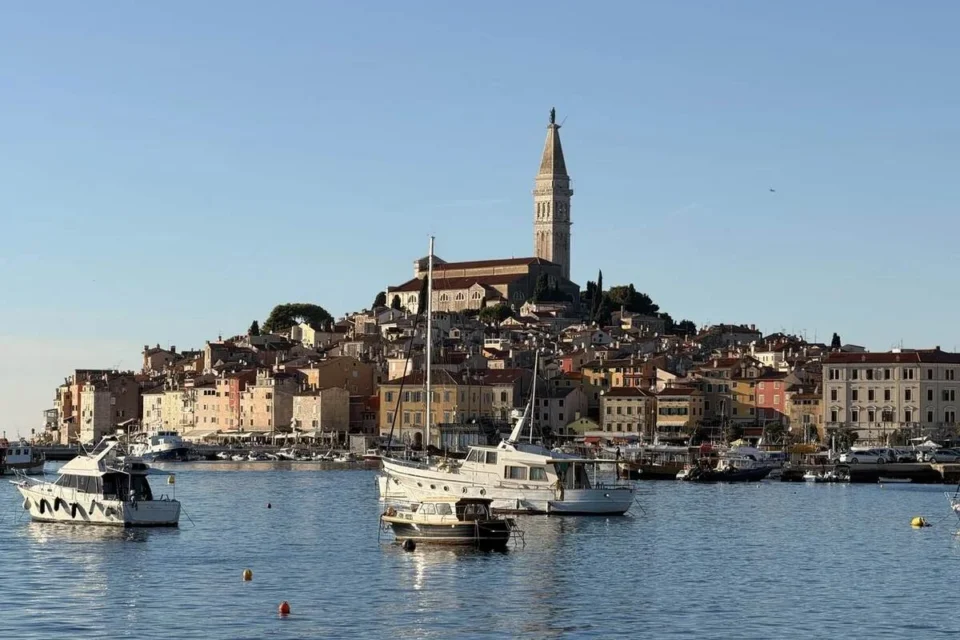 Vista panorámica del casco antiguo de Rovinj y la iglesia de Santa Eufemia desde el puerto