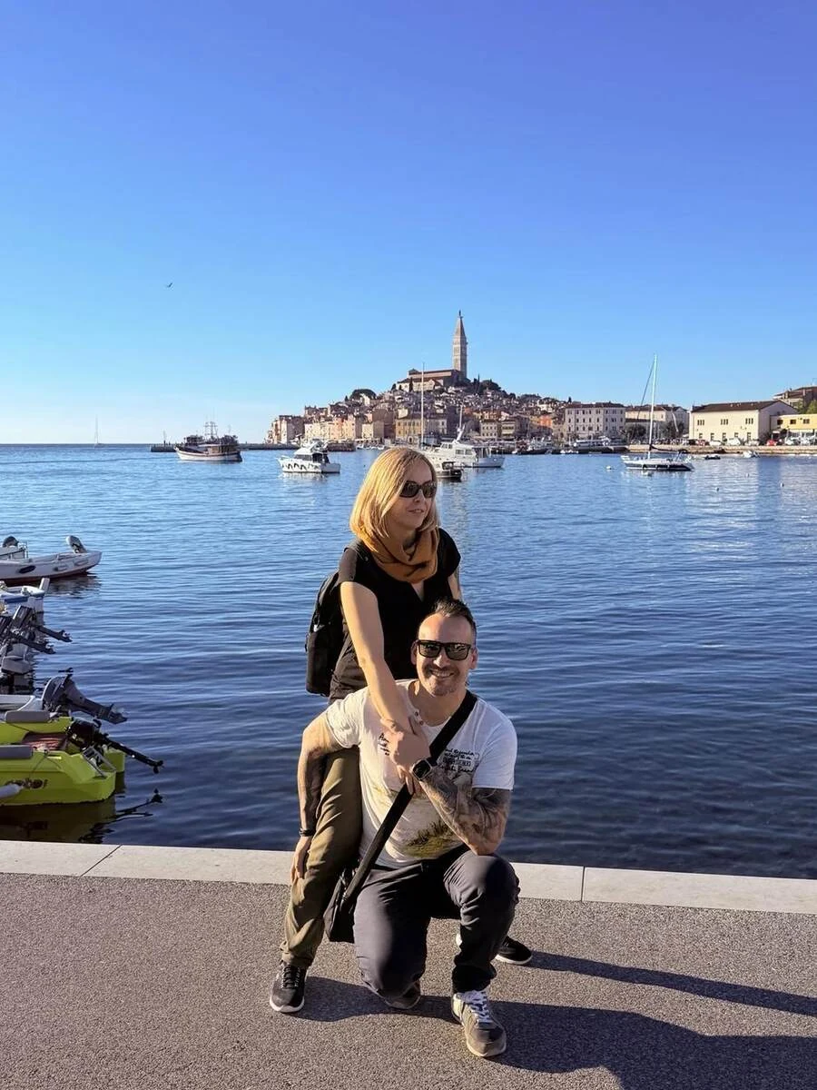 Txema y Alaitz junto al mar con el perfil de Rovinj al fondo