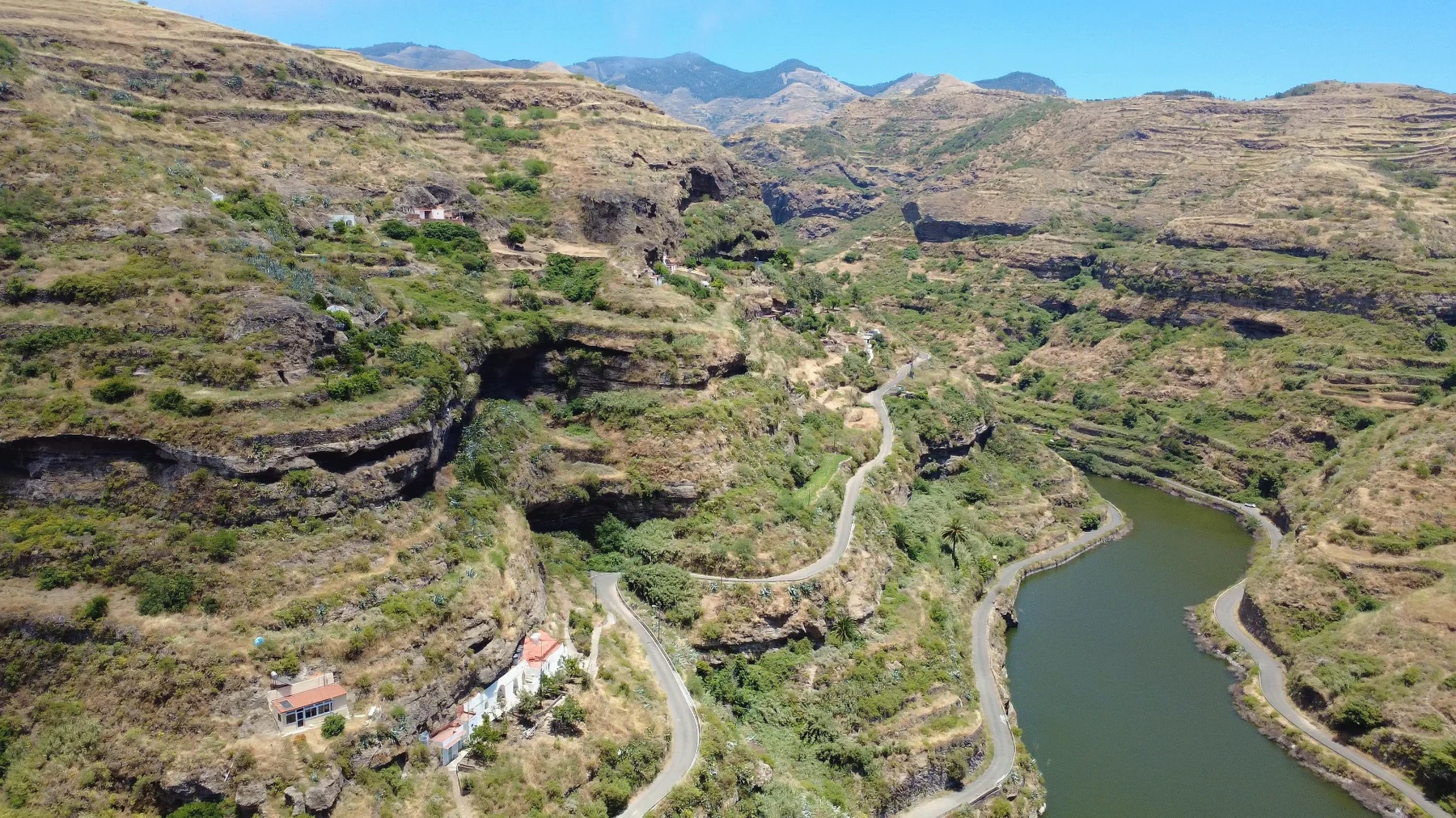 Vista aérea de los embalses durante la ruta hacia Artenara