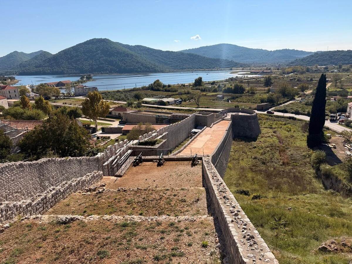 Salinas, bahía y defensas de Ston vistas desde las murallas