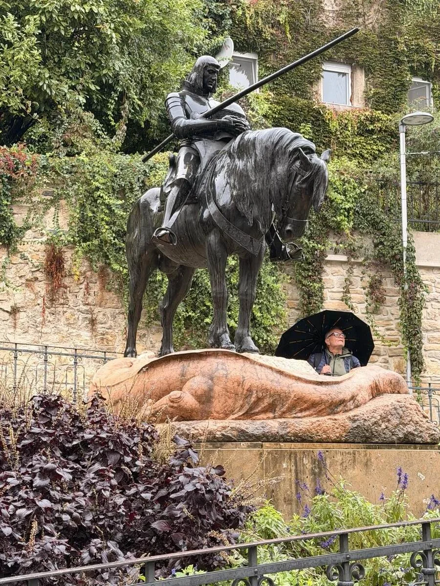 Escultura de San Jorge y el dragón en la Ciudad Alta de Zagreb