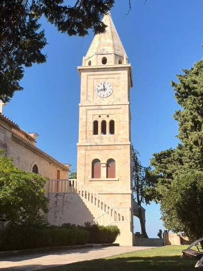 Iglesia de San Jorge en lo alto del casco antiguo de Primošten