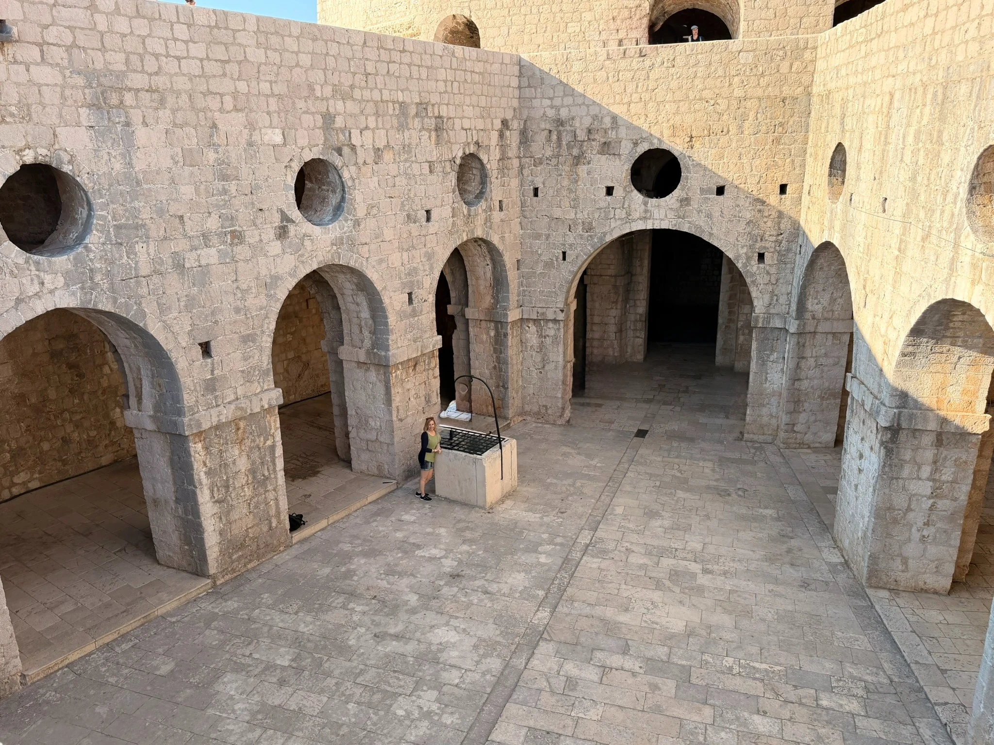 Patio interior de la Fortaleza de San Lorenzo en Dubrovnik