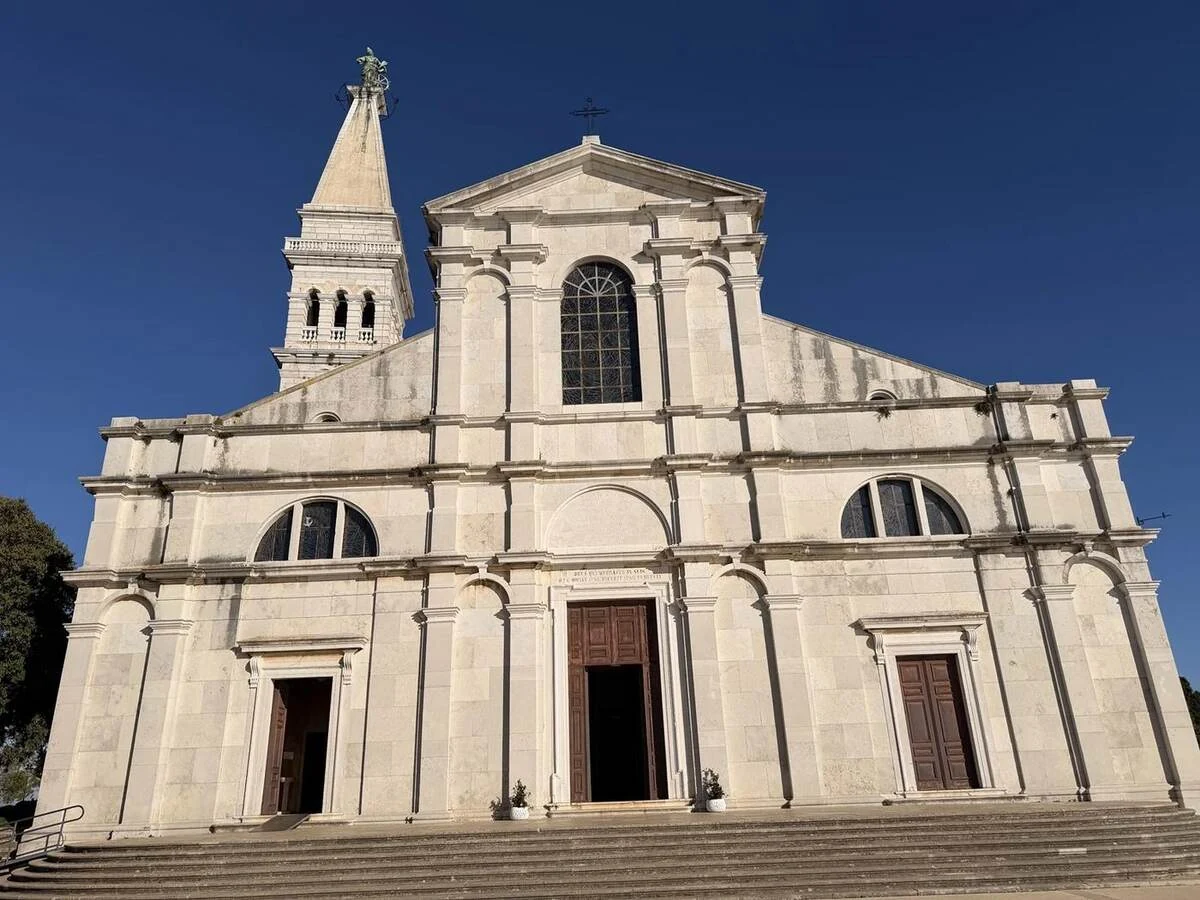 Exterior de la iglesia de Santa Eufemia en la parte alta de Rovinj