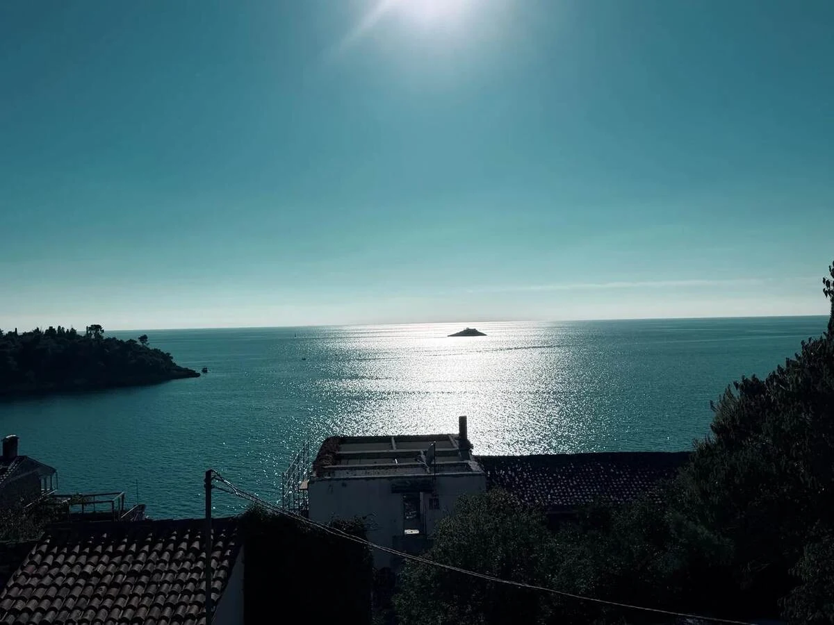Vista del mar Adriático desde la parte alta del casco antiguo de Rovinj