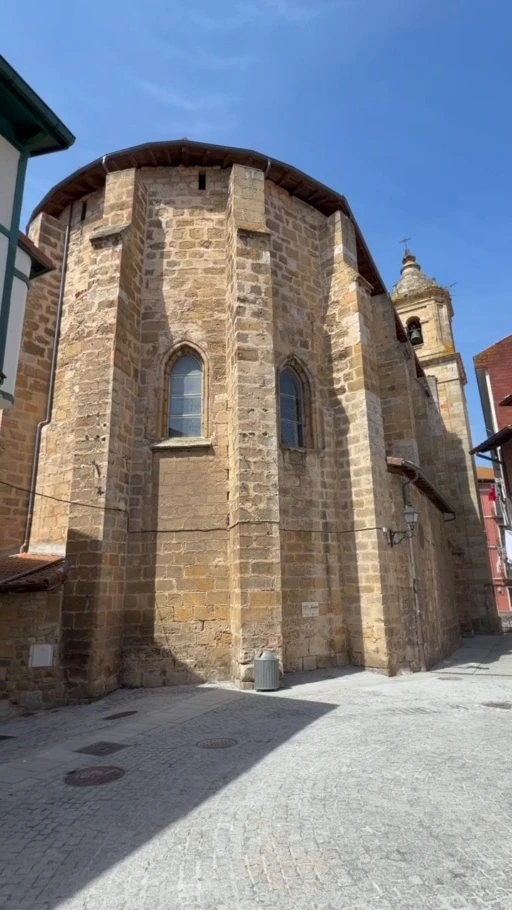 Exterior de la iglesia de Santa Eufemia junto al puerto de Bermeo