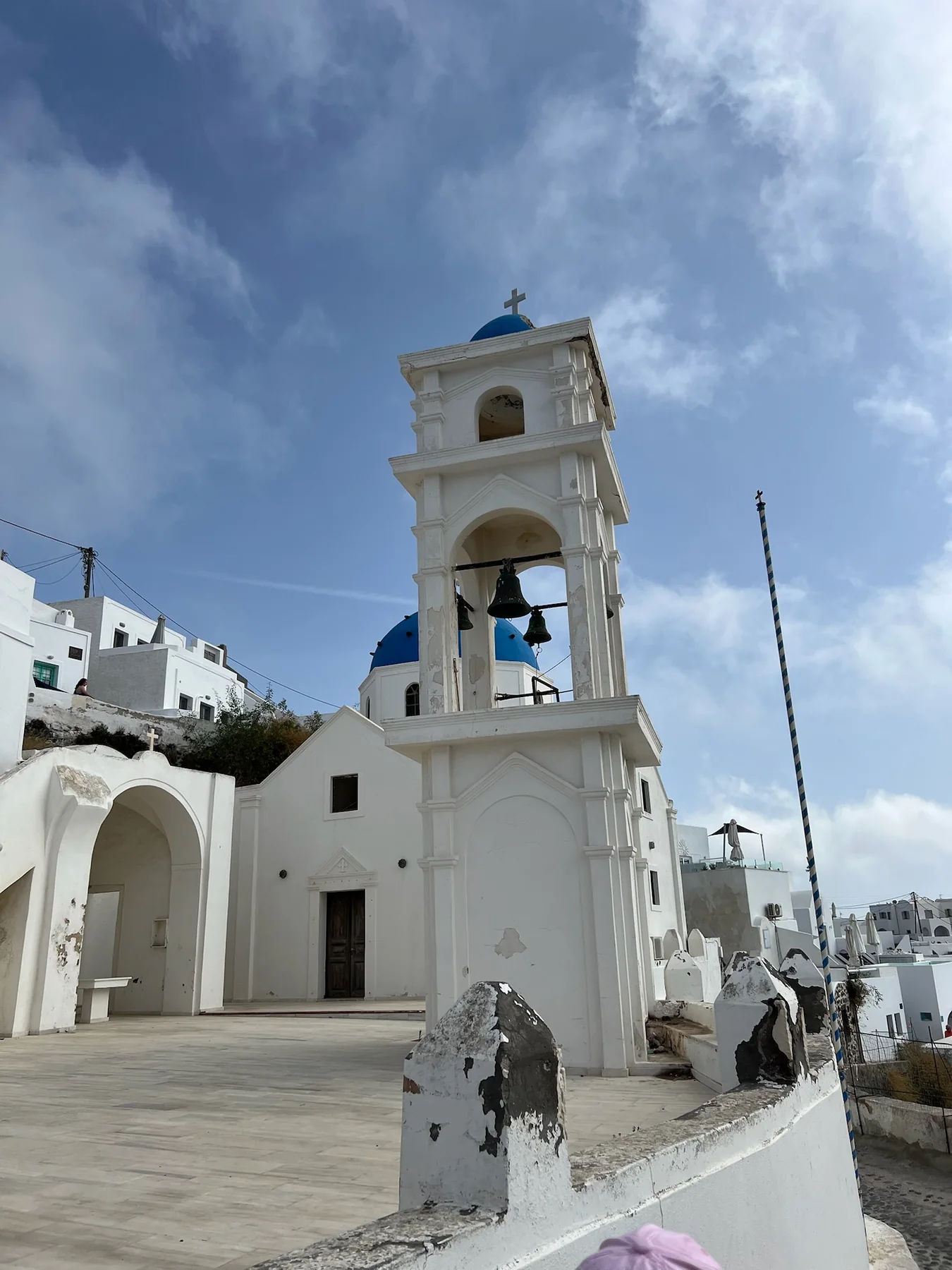 Campanario blanco durante nuestro paseo por Fira