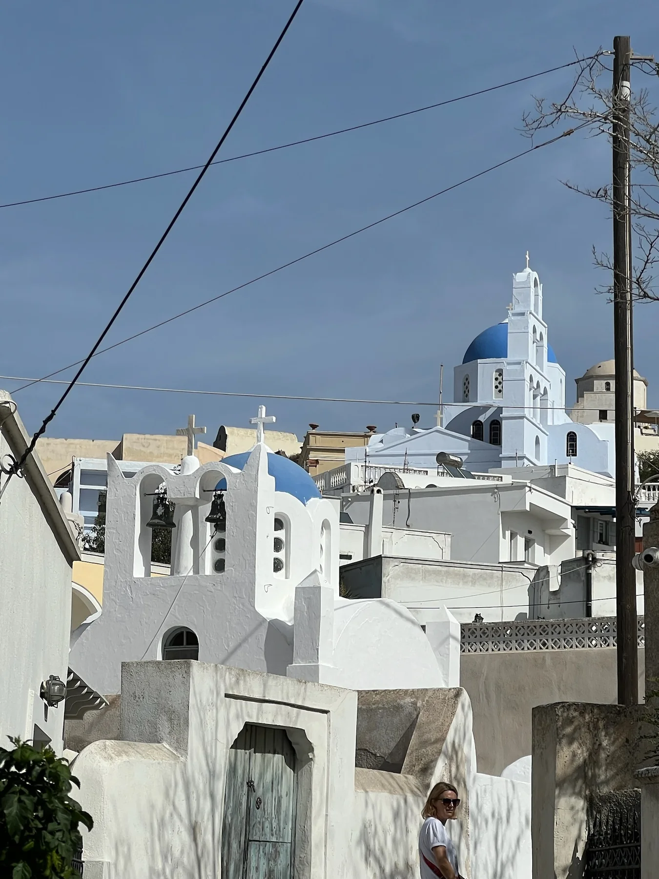 Arquitectura blanca y cúpulas azules de Fira