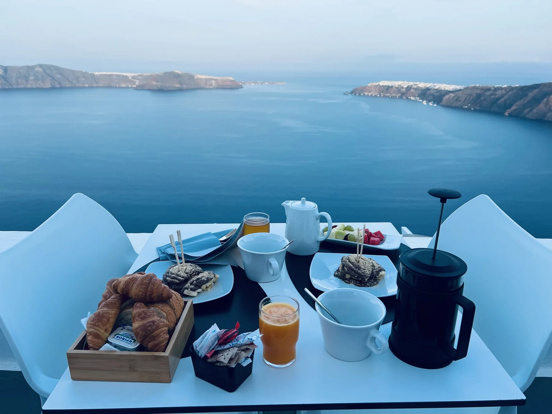 Desayuno del hotel frente a la caldera de Santorini
