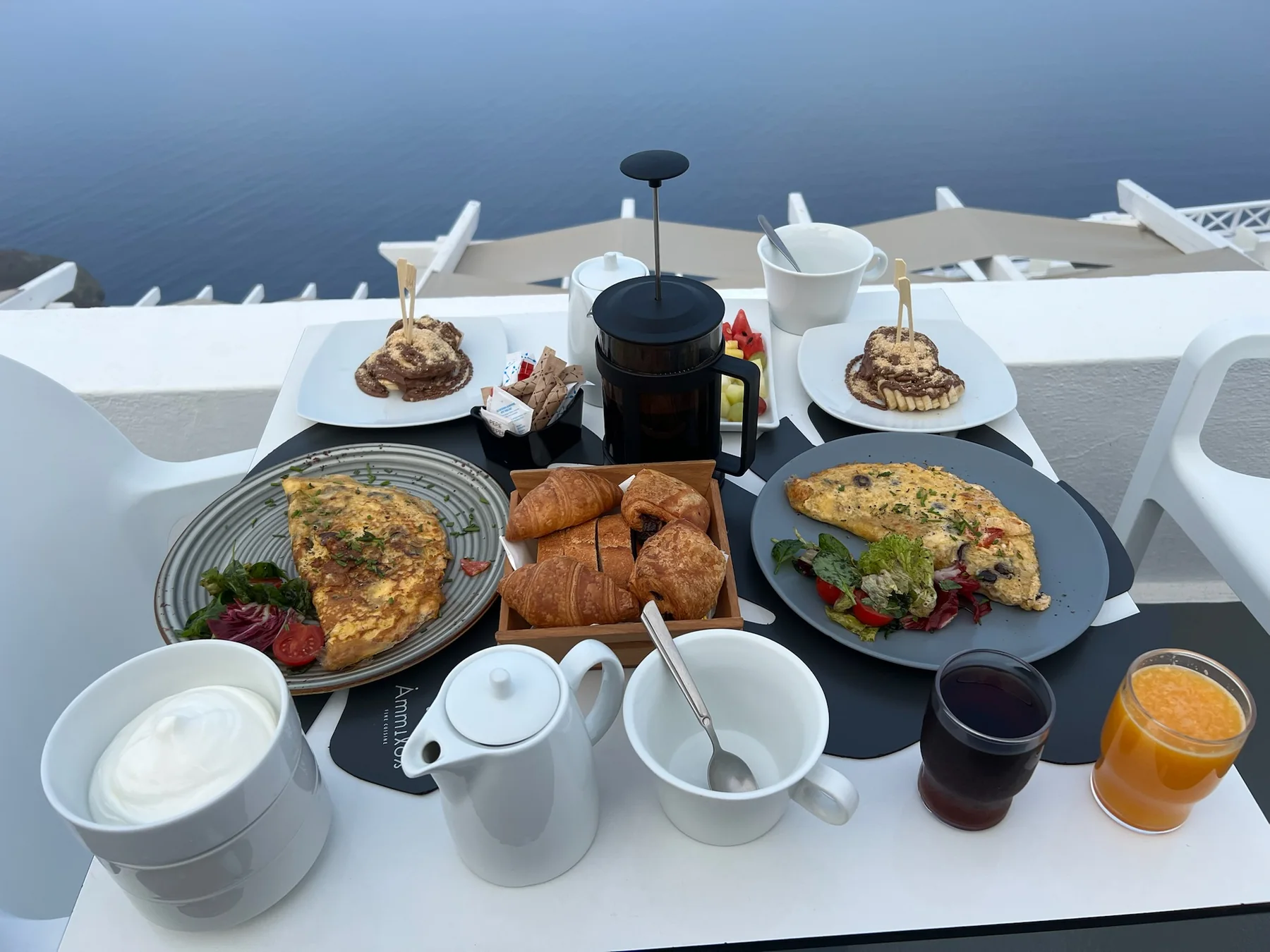 Desayuno en la terraza de Kasimatis con vistas a la caldera