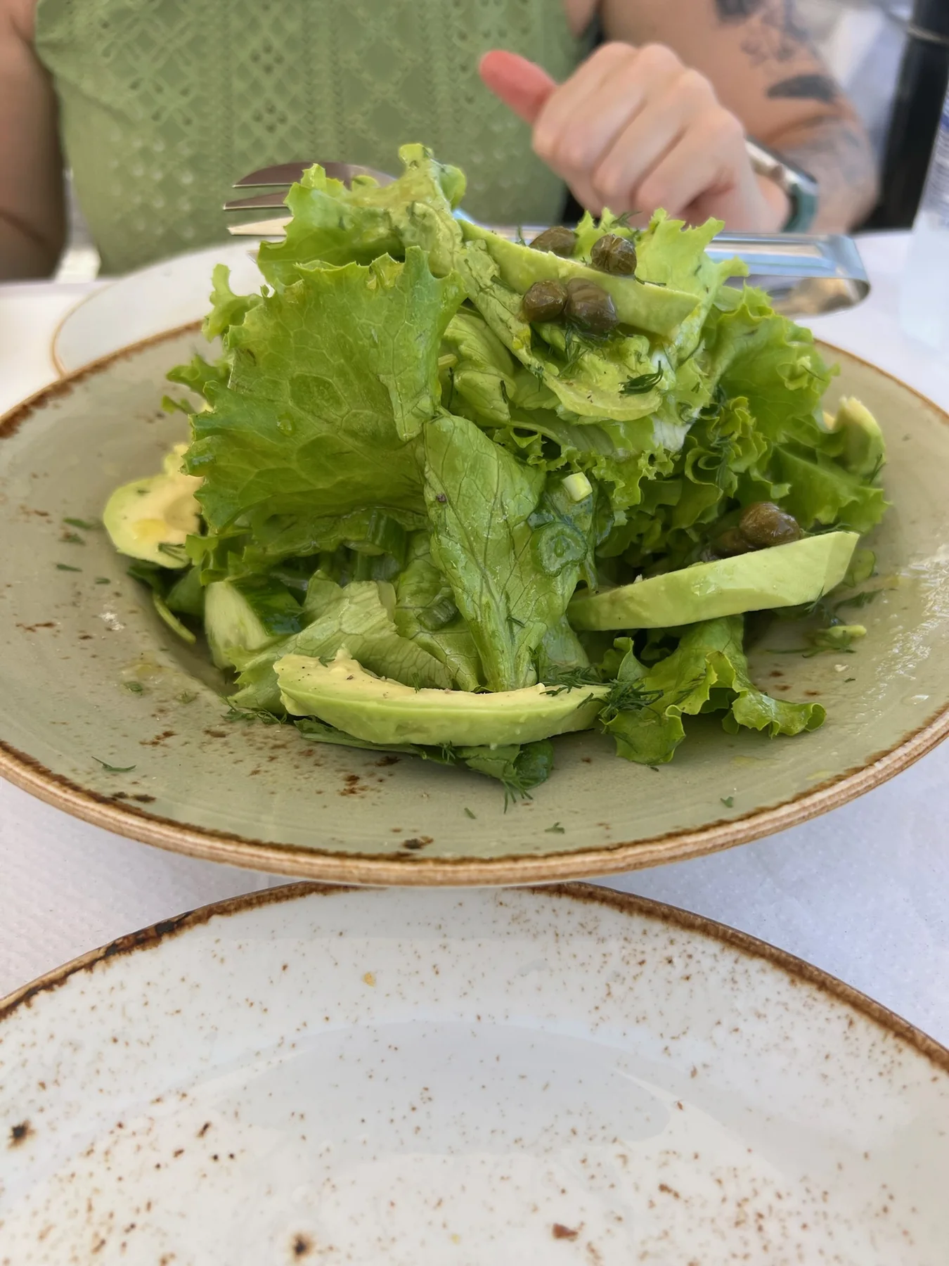 Ensalada con aguacate y alcaparras en Metaxi Mas