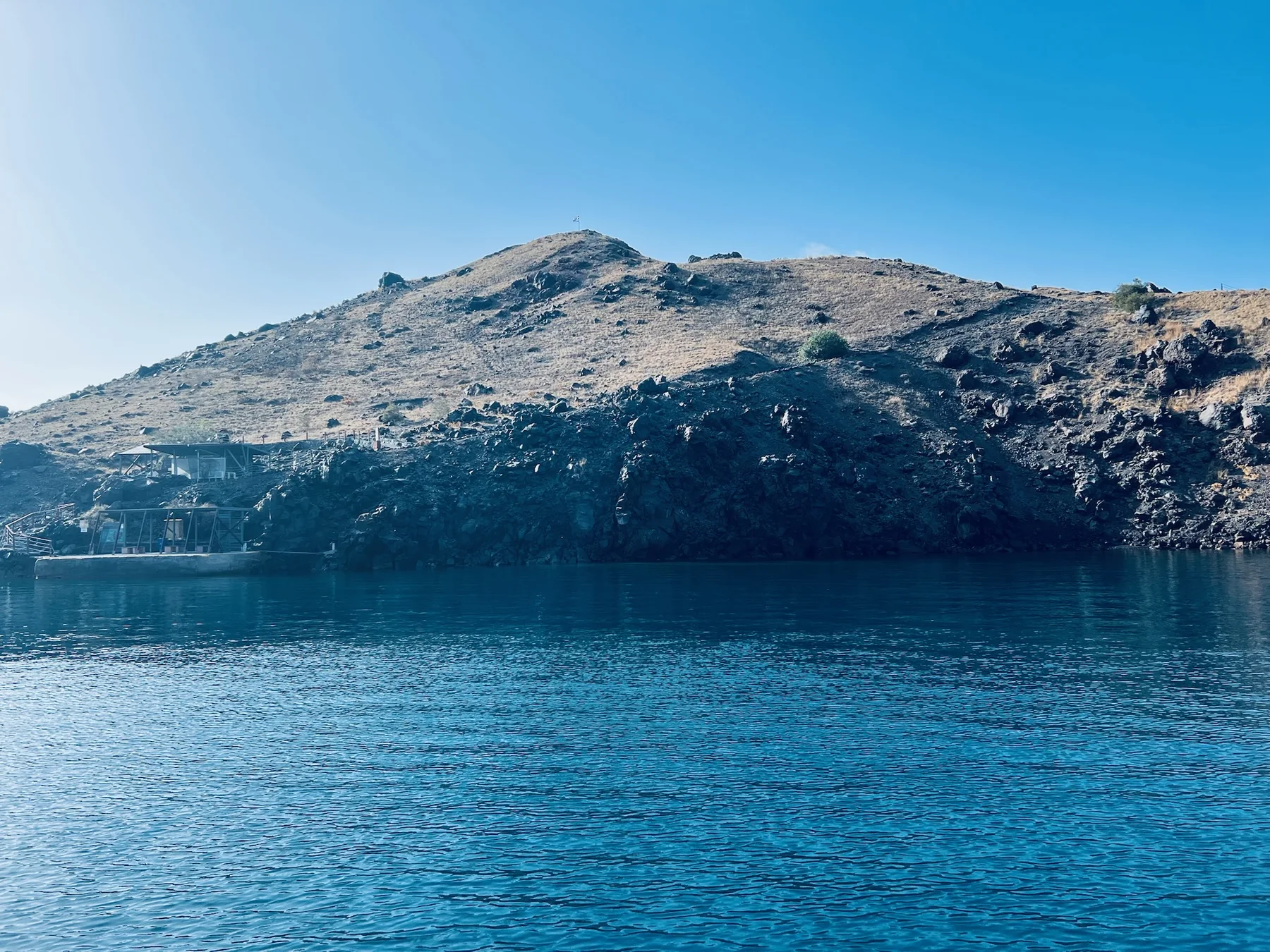 Isla volcánica de Nea Kameni desde el barco